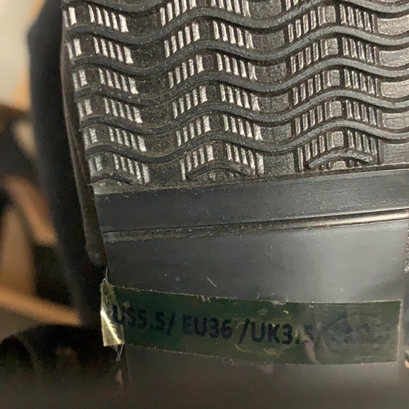 Black open toe platform heels - Picture 3 of 3